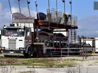 ...montando e rimontando di volta in volta le proprie attrazioni trasportate poi con grossi tir